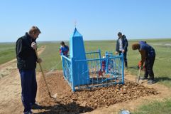 Краеведы на уборке памятника на балке Анхара