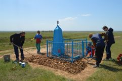 Уборка памятника на Балке Анхаре, школьными краеведами.